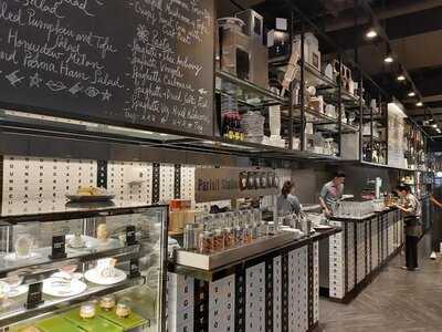 เกรฮาวด์คาเฟ่ (สาขา เซ็นทรัลพลาซา ปิ่นเกล้า)