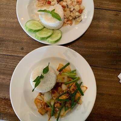 เดอะซิกซ์ โฮมเมด คูซีน แอนด์ คาเฟ่