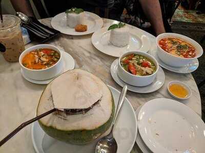 เดอะซิกซ์ โฮมเมด คูซีน แอนด์ คาเฟ่