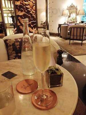 เดอะ กลาสซ์ บาร์