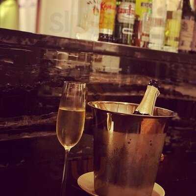 เดอะ กลาสซ์ บาร์