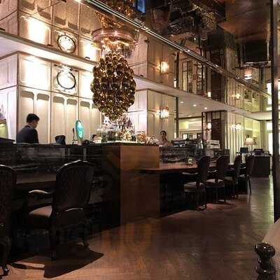 เดอะ กลาสซ์ บาร์