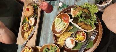 แมงโก เวเจทาเรียน & วีเเกน เรสเตอรองท์ แอนด์ อาร์ทส์ เเกลลอรี่