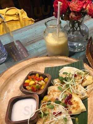 แมงโก เวเจทาเรียน & วีเเกน เรสเตอรองท์ แอนด์ อาร์ทส์ เเกลลอรี่