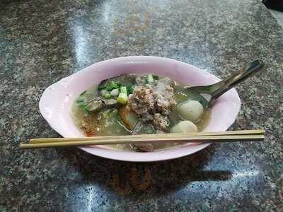 รุ่งเรืองก๋วยเตี๋ยวหมู