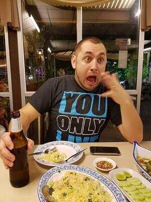 ร้านอาหาร ไก่ย่างกลางบึง