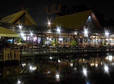 ร้านอาหาร ไก่ย่างกลางบึง