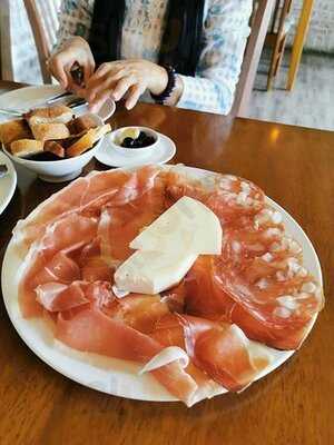 T's Cafe By Maison De Baguette