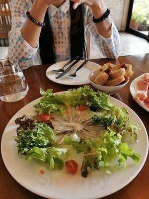 T's Cafe By Maison De Baguette