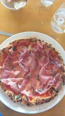 T's Cafe By Maison De Baguette