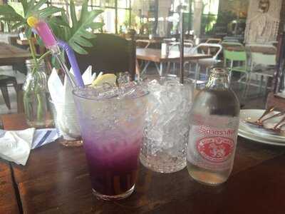 สมอลทอล์กคาเฟ่