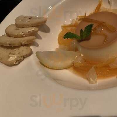 เดอะดิสตริคท์กริลล์รูม แอนด์ บาร์