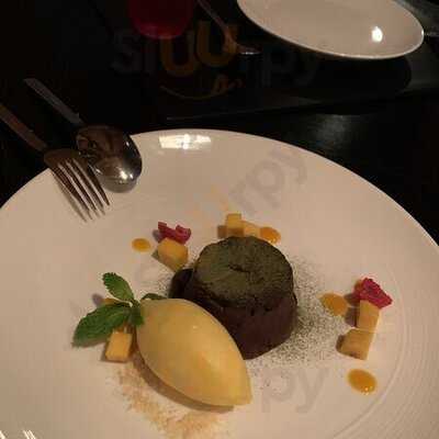 เดอะดิสตริคท์กริลล์รูม แอนด์ บาร์