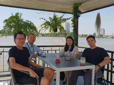 ฮิดเด้นเฮาส์ บิสโตร