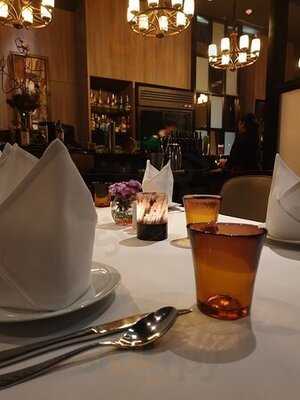 เมดินี่ เรสเตอรองท์ แบงคอก