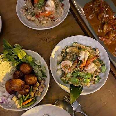 ชาร์ม อีทเตอรี่ แอนด์ บาร์