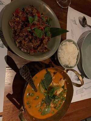 ชาร์ม อีทเตอรี่ แอนด์ บาร์