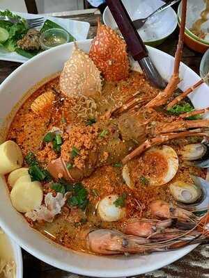 พี่อ้อก๋วยเตี๋ยวต้มยำกุ้ง