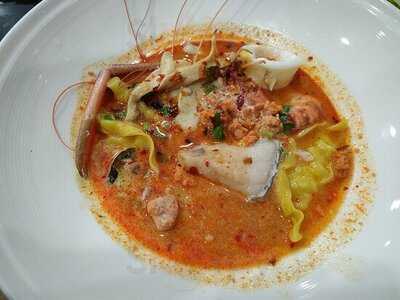 พี่อ้อก๋วยเตี๋ยวต้มยำกุ้ง