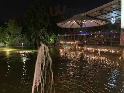 วอเตอร์ไซด์ คาราโอเกะ เรสเตอรองต์