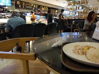 ฟู๊ดคอร์ท ศูนย์การค้าดิเอ็มโพเรียม