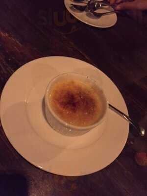 มีเดียมแรร์ สเต๊ก แอนด์ ไวน์