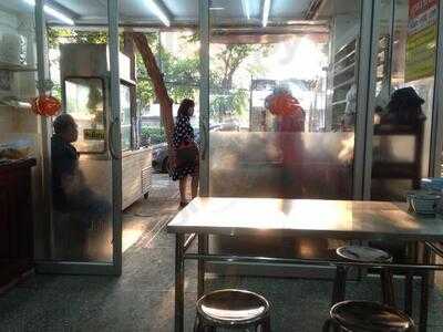 ธานี ข้าวหมูแดง-หมูกรอบ