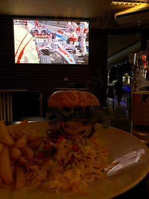 สปอร์ตบาร์และร้านอาหาร