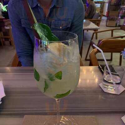 วาร์วาน่า อะ คาเฟ่แอนด์บาร์