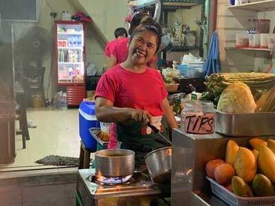 ร้านปุ้ย