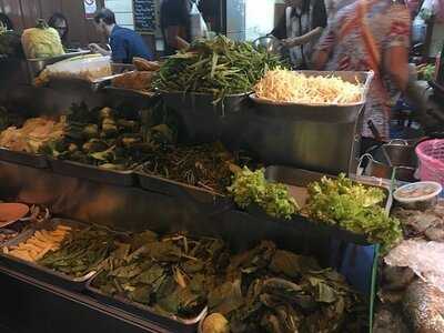 ร้านปุ้ย