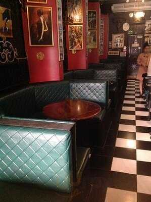 มาดริด พิซเซอเรีย แอนด์ บาร์