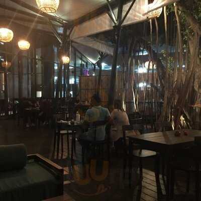 Oh Chic Social Bar & Eatery