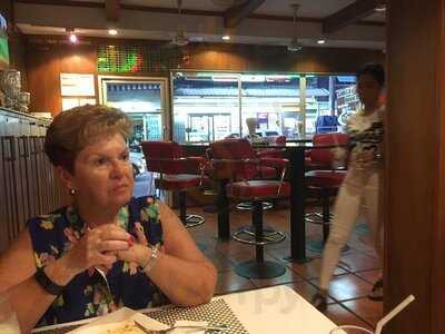 คอลินส์ กอล์ฟ บาร์