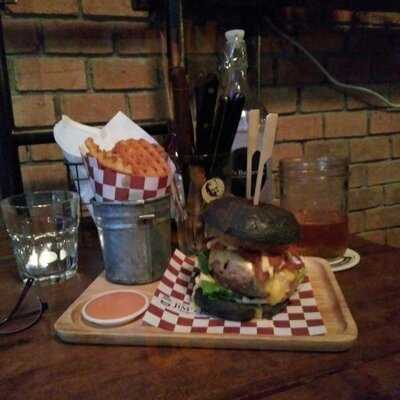 จิม เบอร์เกอร์ แอนด์ เบียร์