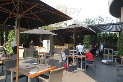 ห้องอาหาร ฮันเดร็ดอีสท์