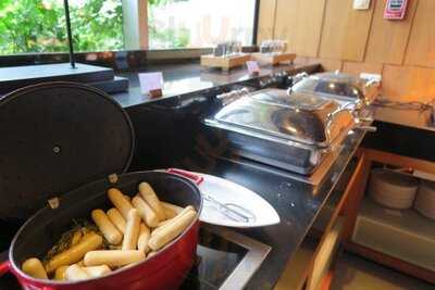 ห้องอาหาร ฮันเดร็ดอีสท์