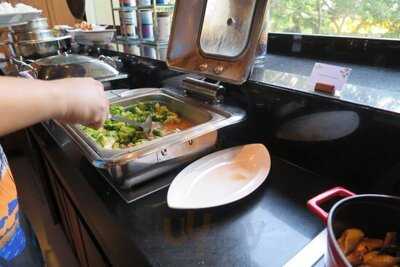 ห้องอาหาร ฮันเดร็ดอีสท์