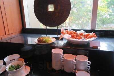 ห้องอาหาร ฮันเดร็ดอีสท์