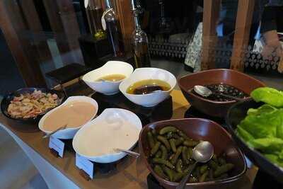 ห้องอาหาร ฮันเดร็ดอีสท์