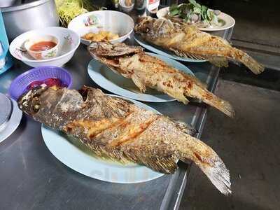 ร้านอาหาร พ่อครัวเถื่อนยอดนักตุ๋น