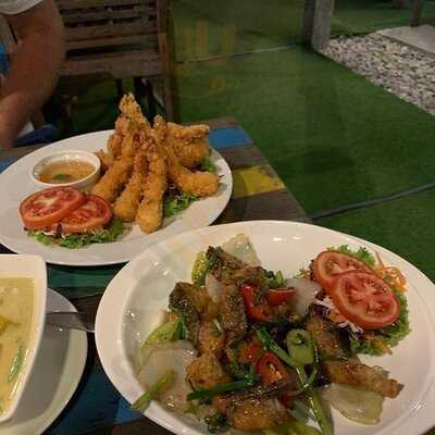 ร้านอาหารและคาราโอเกะ ใบไม้ร่าเริง