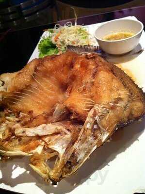 ร้านอาหารและคาราโอเกะ ใบไม้ร่าเริง