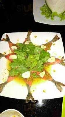 ร้านอาหารและคาราโอเกะ ใบไม้ร่าเริง