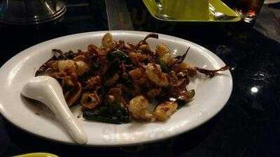 ร้านอาหารและคาราโอเกะ ใบไม้ร่าเริง