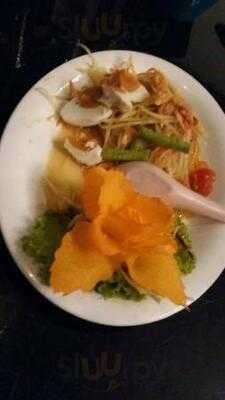 ร้านอาหารและคาราโอเกะ ใบไม้ร่าเริง