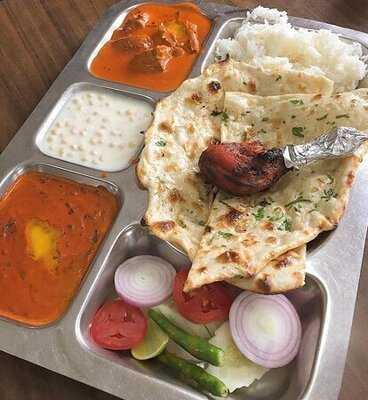 มาม่า เรสเตอร์รองท์ แอนด์ สวีท