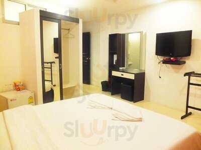 Rush Sports Bar And Cafe