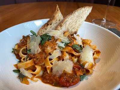 รีเดล ไวน์ บาร์ แอนด์ เซลล่า