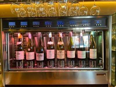 รีเดล ไวน์ บาร์ แอนด์ เซลล่า